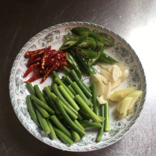 蒜苔炒猪皮的做法步骤：2