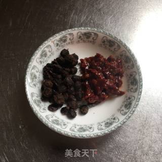 蒜苔炒猪皮的做法步骤：3