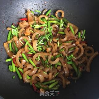 蒜苔炒猪皮的做法步骤：9
