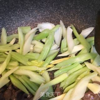 西芹炒牛肉的做法步骤：4