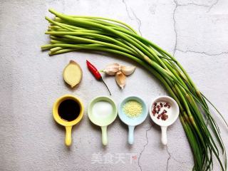 手撕蒜薹的做法步骤：1