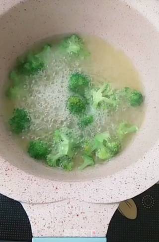 西蓝花面条蛋黄糊的做法步骤：2