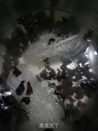 凉拌木耳粉丝的做法步骤：2