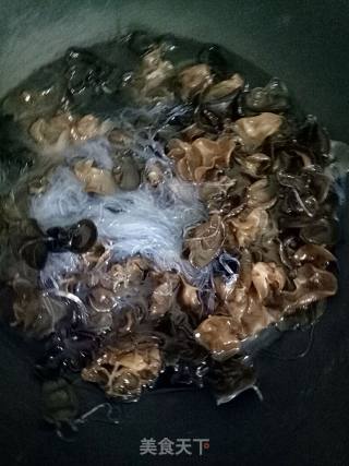 凉拌木耳粉丝的做法步骤：3
