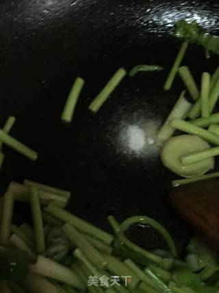 爆炒蚕蛹的做法步骤：5