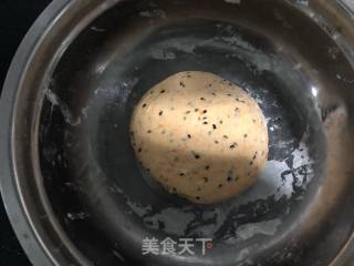 胡萝卜芝麻糖包的做法步骤：4