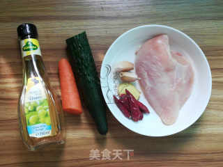 黄瓜拌鸡丝的做法步骤：1