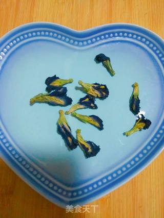 消夏饮品：蝶豆花蜂蜜牛奶的做法步骤：1