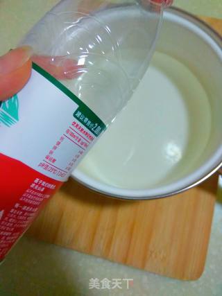 消夏饮品：蝶豆花蜂蜜牛奶的做法步骤：2