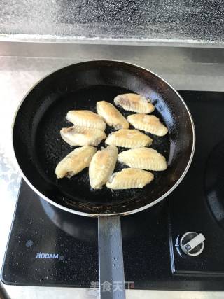 啤酒鸡翅的做法步骤：1