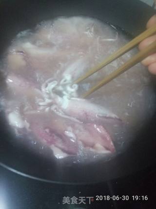 白灼小鱿鱼的做法步骤：2
