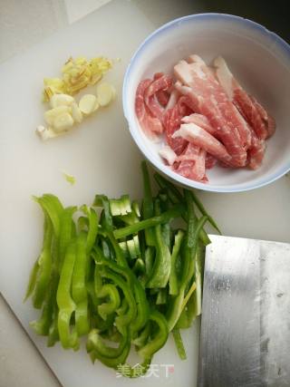 青椒炒肉丝的做法步骤：2