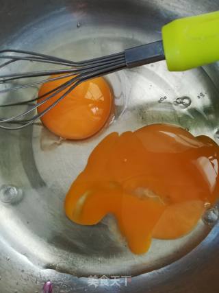 火龙果鸡蛋松饼的做法步骤：2
