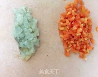 鲜虾颗粒面小方的做法步骤：2