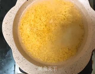 鲜虾颗粒面小方的做法步骤：3