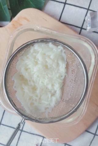 蔬菜面条鸡蛋饼的做法步骤：2