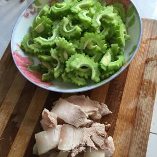 肉片炒苦瓜的做法步骤：1