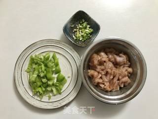 青椒肉片的做法步骤：1