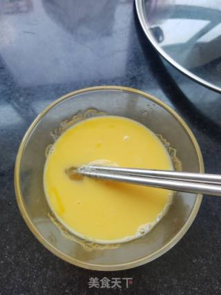 “快手小炒菜”洋葱炒鸡蛋的做法步骤：1