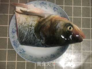鱼头炖豆腐的做法步骤：1