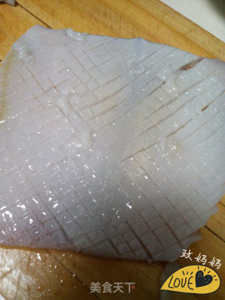 蒜薹鱿鱼卷的做法步骤：1