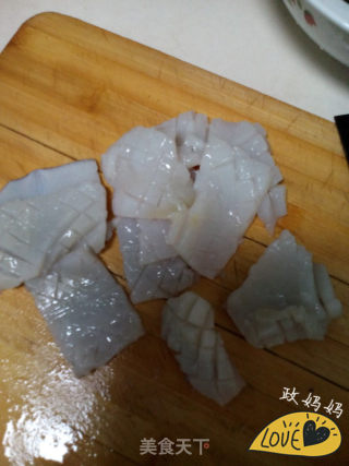 蒜薹鱿鱼卷的做法步骤：2