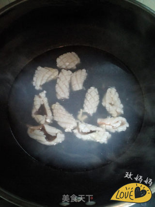 蒜薹鱿鱼卷的做法步骤：3