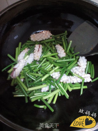 蒜薹鱿鱼卷的做法步骤：5
