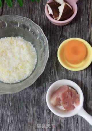 胡萝卜香菇猪肉双米粥的做法步骤：1