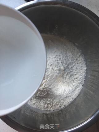 香菇猪肉水饺的做法步骤：1