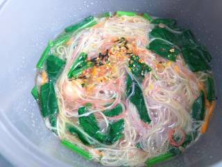 【宝宝辅食】芝士虾丸菠菜面的做法步骤：12