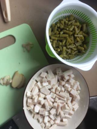 肉饼酸豆角的做法步骤：1