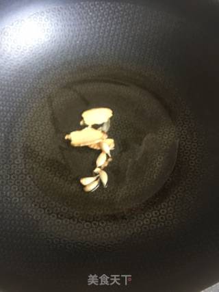 肉饼酸豆角的做法步骤：2