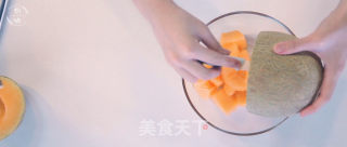 蜜瓜芒果思慕雪，哈蜜瓜的最in吃法！的做法步骤：2