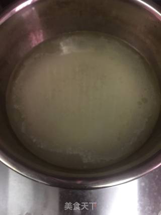 鸡汤滚紫菜肉丸汤的做法步骤：2
