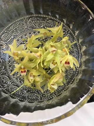 “凉拌菜”石斛花拌基围虾的做法步骤：2