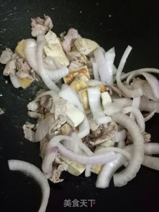 洋葱豆腐炒肉的做法步骤：5