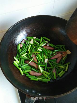 腊肉炒香干蒜薹的做法步骤：5