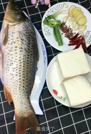 鲫鱼炖豆腐的做法步骤：1
