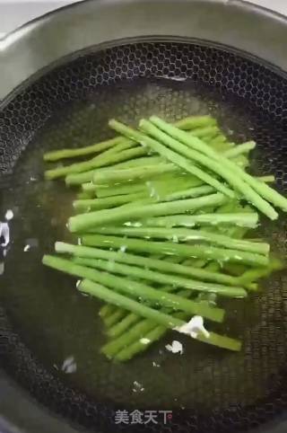 炒豆角茄子的做法步骤：1