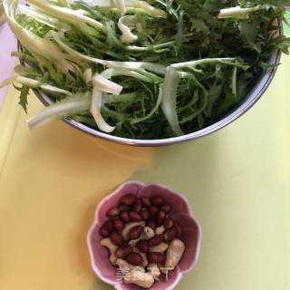 坚果沙拉拌苦菊的做法步骤：1
