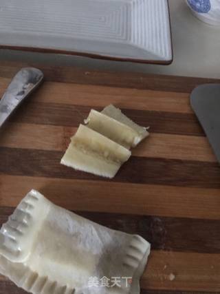 馄饨皮香蕉小饼的做法步骤：2