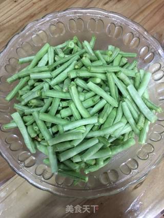 素炒豇豆的做法步骤：1