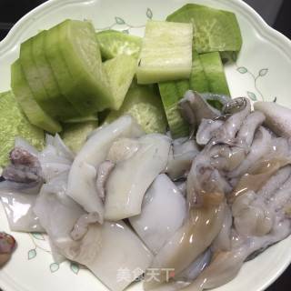 萝卜烧墨鱼的做法步骤：1