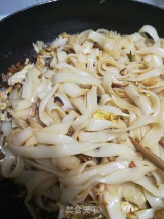 香菇鱿鱼炒河粉的做法步骤：2