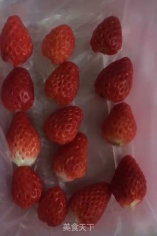 草莓牛奶果冻的做法步骤：1