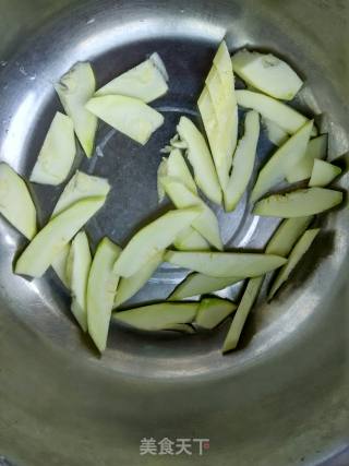 刚出锅的菜:西葫芦炒木耳鸡蛋的做法步骤：4