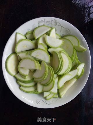 西葫芦炒鸡蛋干的做法步骤：1
