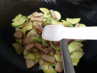 西葫芦炒鸡蛋干的做法步骤：7