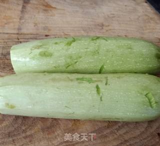 捞汁西葫芦的做法步骤：1